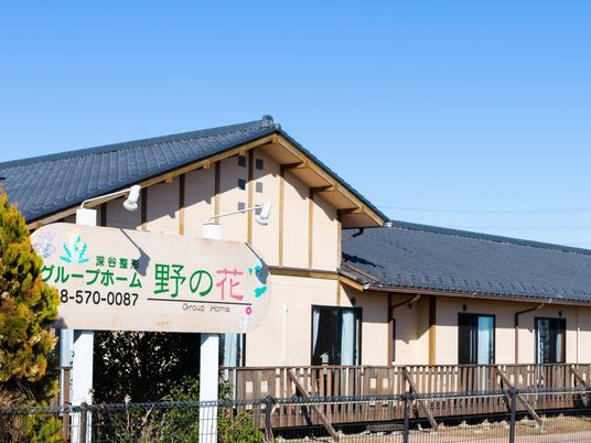 明るい外観の建物