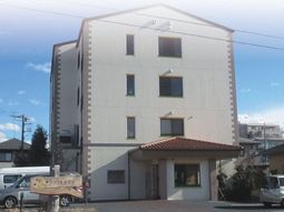 白とベージュの建物外観