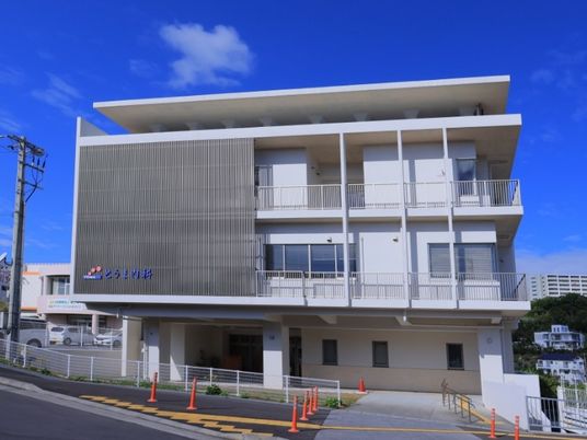 明るい外観の建物  