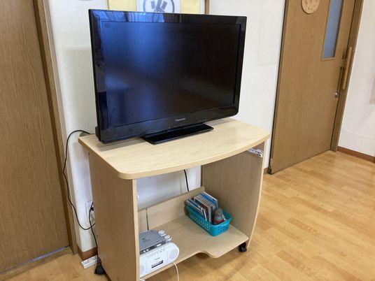 テレビとAV機器が置かれたスペース