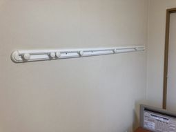 絵画用レールの壁