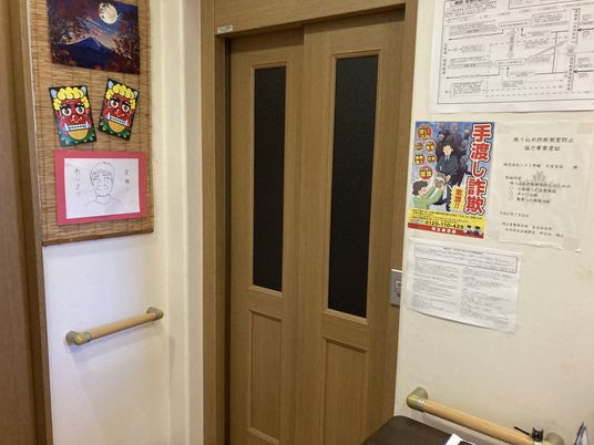 掲示物がある廊下