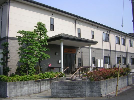 明るい外観の建物  
