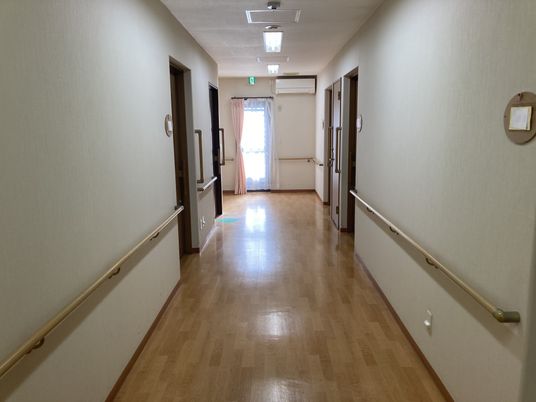 手すり付きの廊下