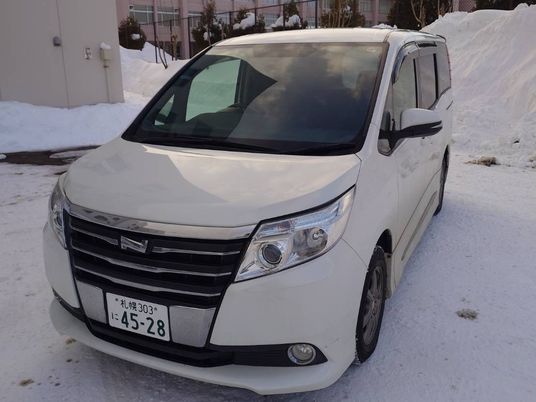 雪道の白い車  