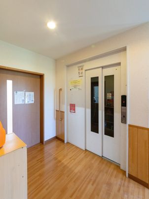 明るいエレベーター前  