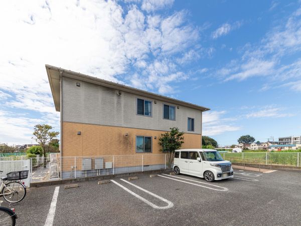 外観と駐車場  