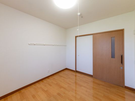 木目床の居室  