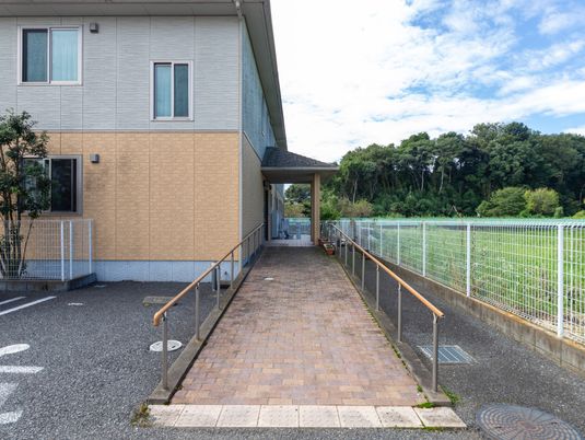 建物へ続く通路
