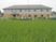田園に建つ建物の外観  