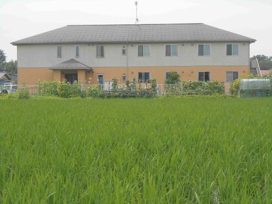 田園に建つ建物の外観  