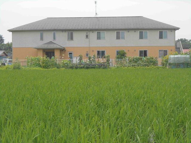 田園に建つ建物の外観 外観   広い田園の中に建つ、落ち着いた雰囲気の建物です。周囲には緑が多く、穏やかな環境で働けそうです。