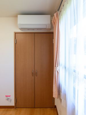 明るい居室の収納  