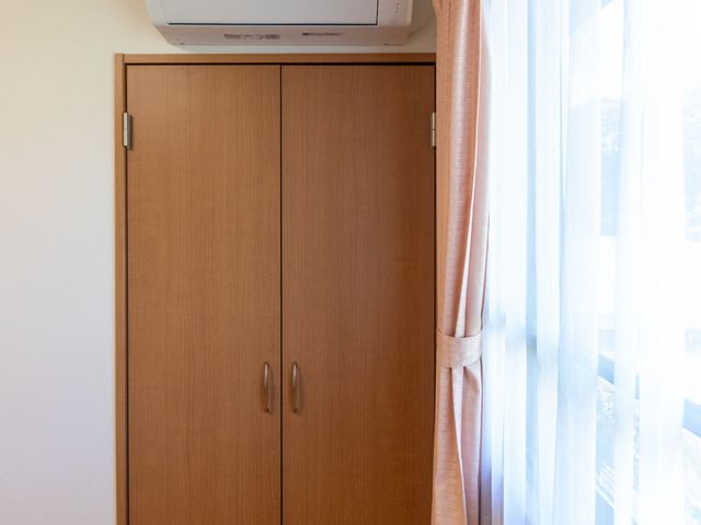 明るい居室の収納 居室   自然光が差し込む明るい居室です。エアコンと収納が備わり、落ち着いて過ごしやすい空間です。