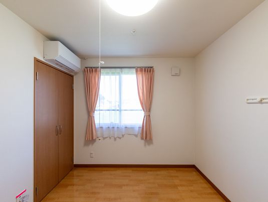 明るい居室の一角  