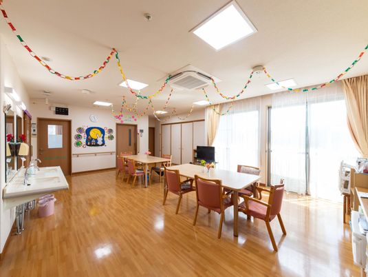 明るい食堂の室内  