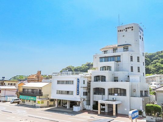 白い建物の外観  