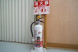 消火器とその使用説明書