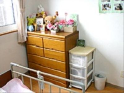 明るい洋室の一角