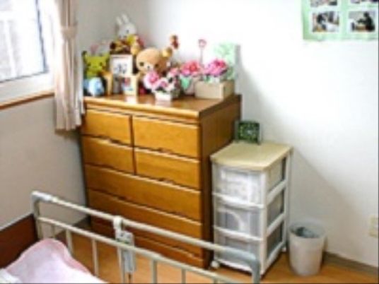 明るい洋室の一角