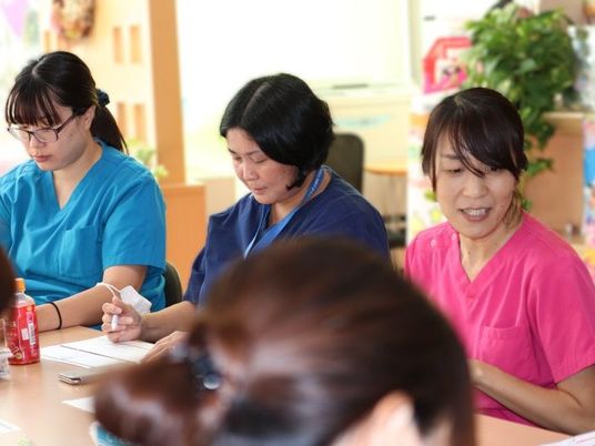 職員が集まる多目的室  