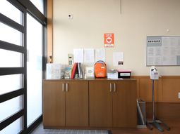 明るく清潔な受付エリア