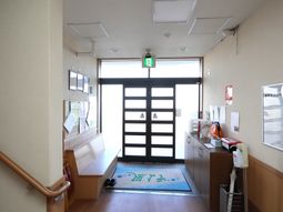 エントランスの明るい廊下