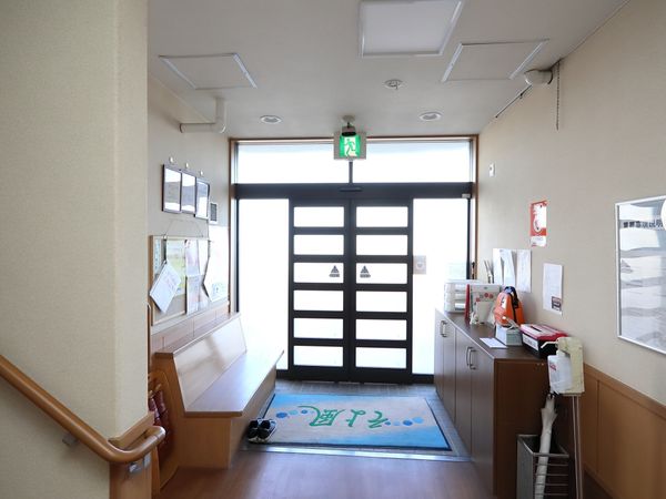 エントランスの明るい廊下