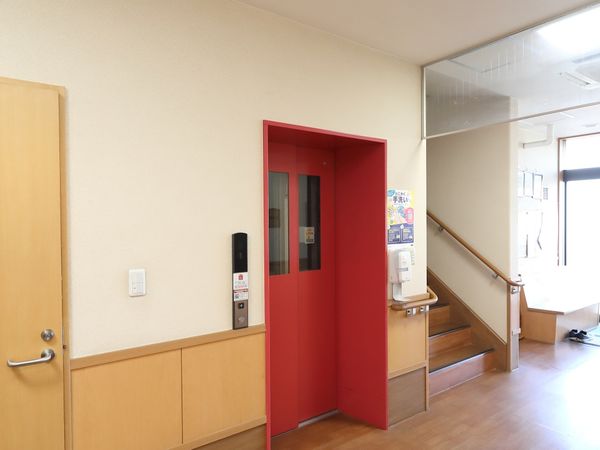 赤いエレベーターと階段