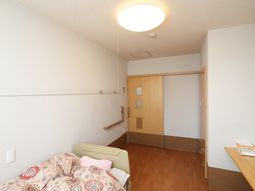 居室内のベッドとクローゼット