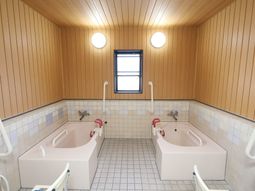 清潔感のある明るい浴室