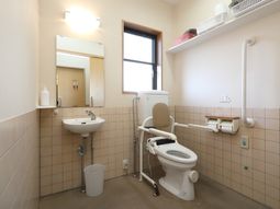 バリアフリーの洗面所施設