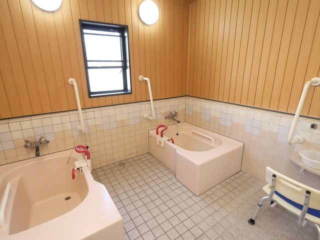 バリアフリー浴室設備 浴室  手すりや座浴椅子が整った浴室です。安全に配慮された設計で、快適なバスタイムを支援します。