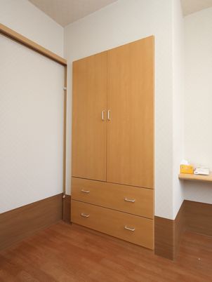  落ち着いた色調の居室 