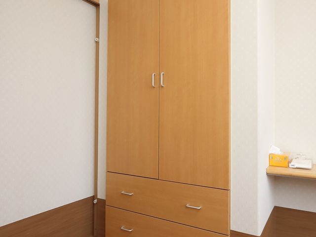落ち着いた色調の居室 居室  広々とした居室は、収納にも便利な建具を備え、清潔感のある快適な空間を提供しています。
