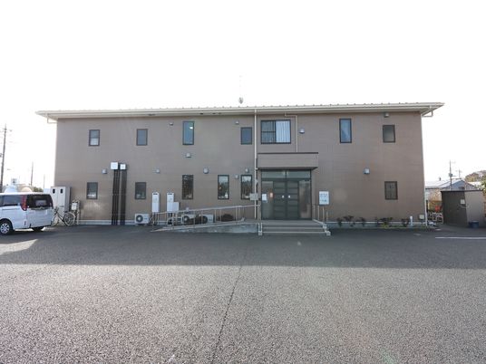  明るい建物の外観  