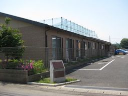 明るい一階建て建物