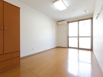 広々とした明るい居室