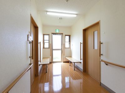 明るく清潔な廊下