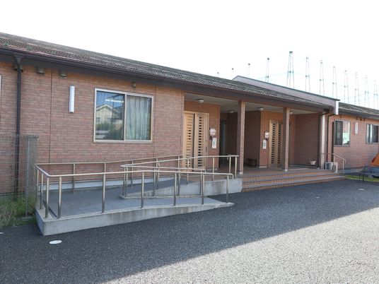 赤レンガ造りの建物エントランス