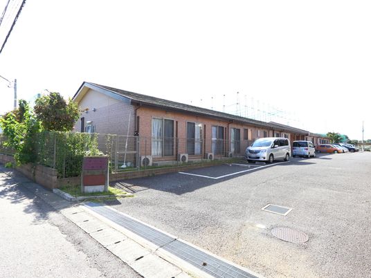 平屋建ての施設外観