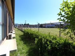 清々しい庭付き施設外観