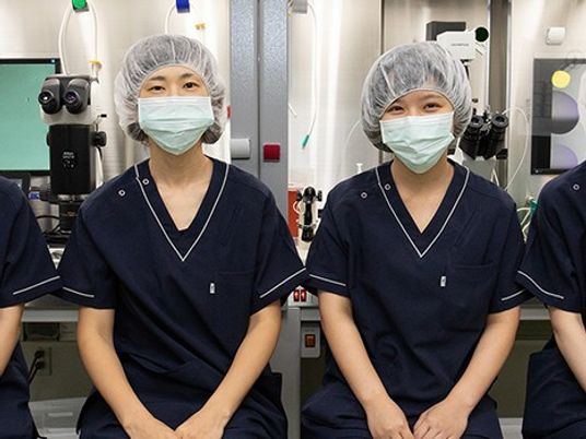 スタッフが並ぶ休憩室  