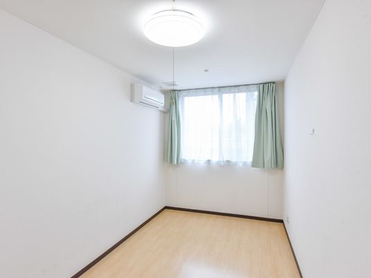 明るい空間の洋室