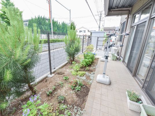 緑豊かな施設の中庭