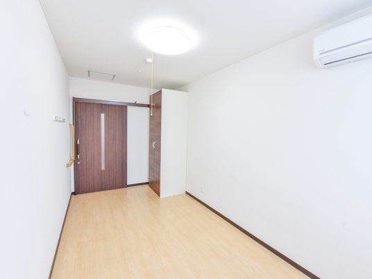 広々とした洋室の一室