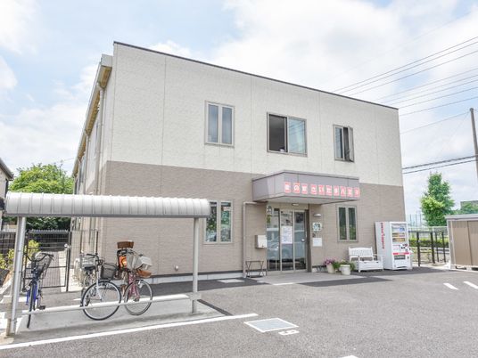 明るい外観の建物エントランス