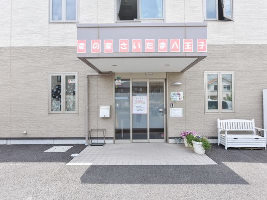 清潔なエントランス前