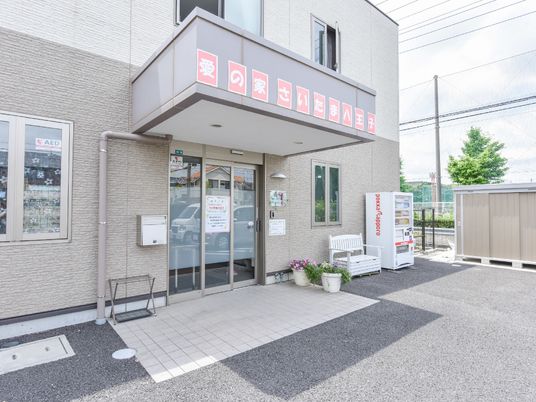 明るい建物のエントランス