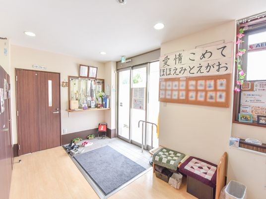 入り口の明るいエントランス